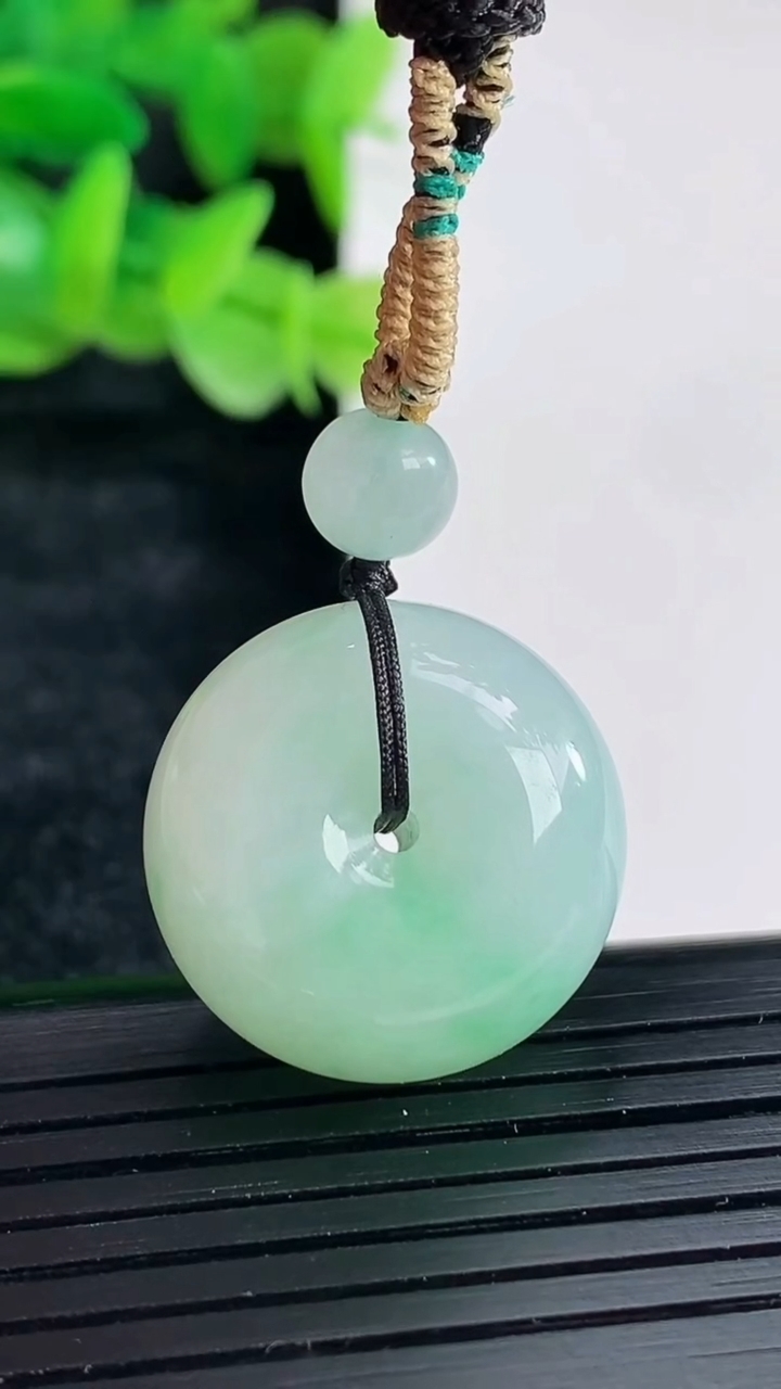 天然A货翡翠路路通吊坠尺寸21-11.5重量:11.91g
4月17日