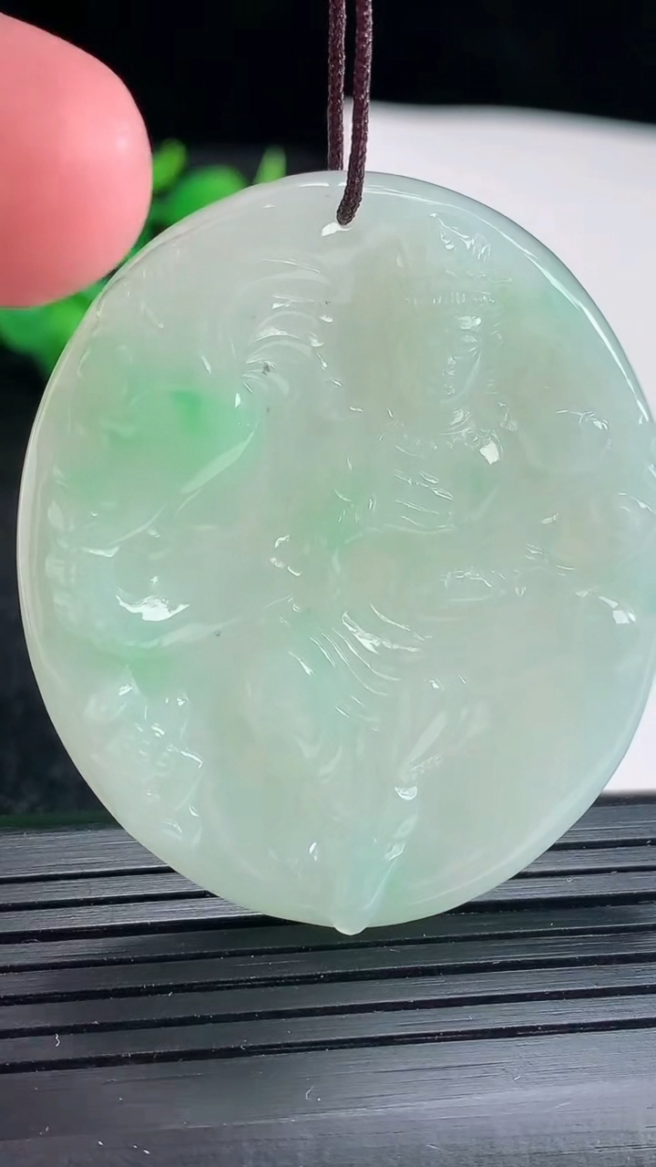 天然A货翡翠普贤菩萨吊坠尺寸48-41.5-5.8重量:22.80g
4月17日