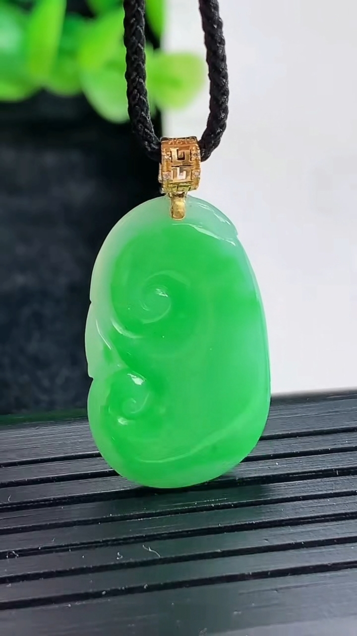 天然A货翡翠如意吊坠尺寸26-16-4重量:3.51g
4月17日