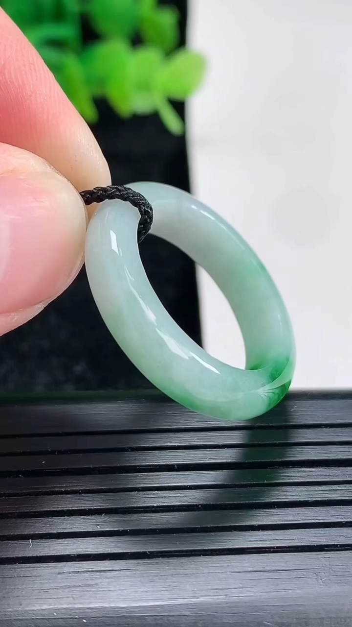 天然A货翡翠玉指环戒指尺寸20-5.5-4重量:4.44g2026年4月17日
工厂直销收藏佳品,种好水足，色泽均匀，有种有色，上手高大气！