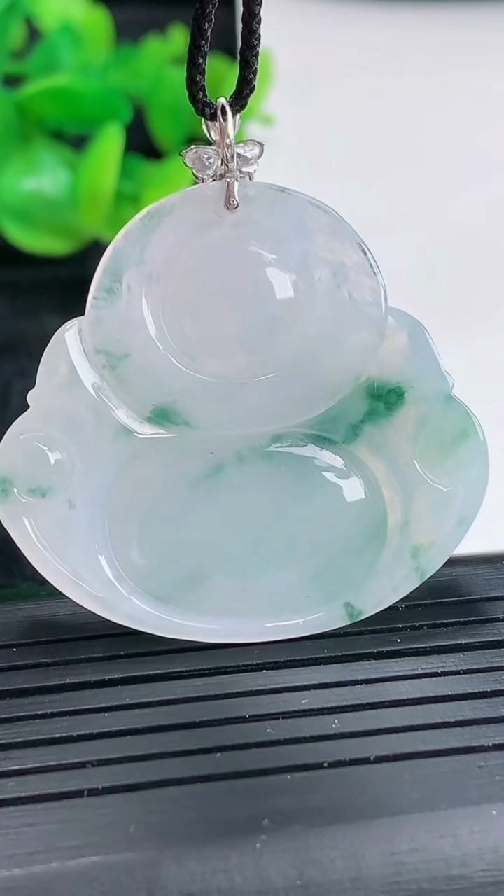 天然A货翡翠18k金飘花佛公吊坠尺寸35-38-6.6重量:13.71g
4月17日