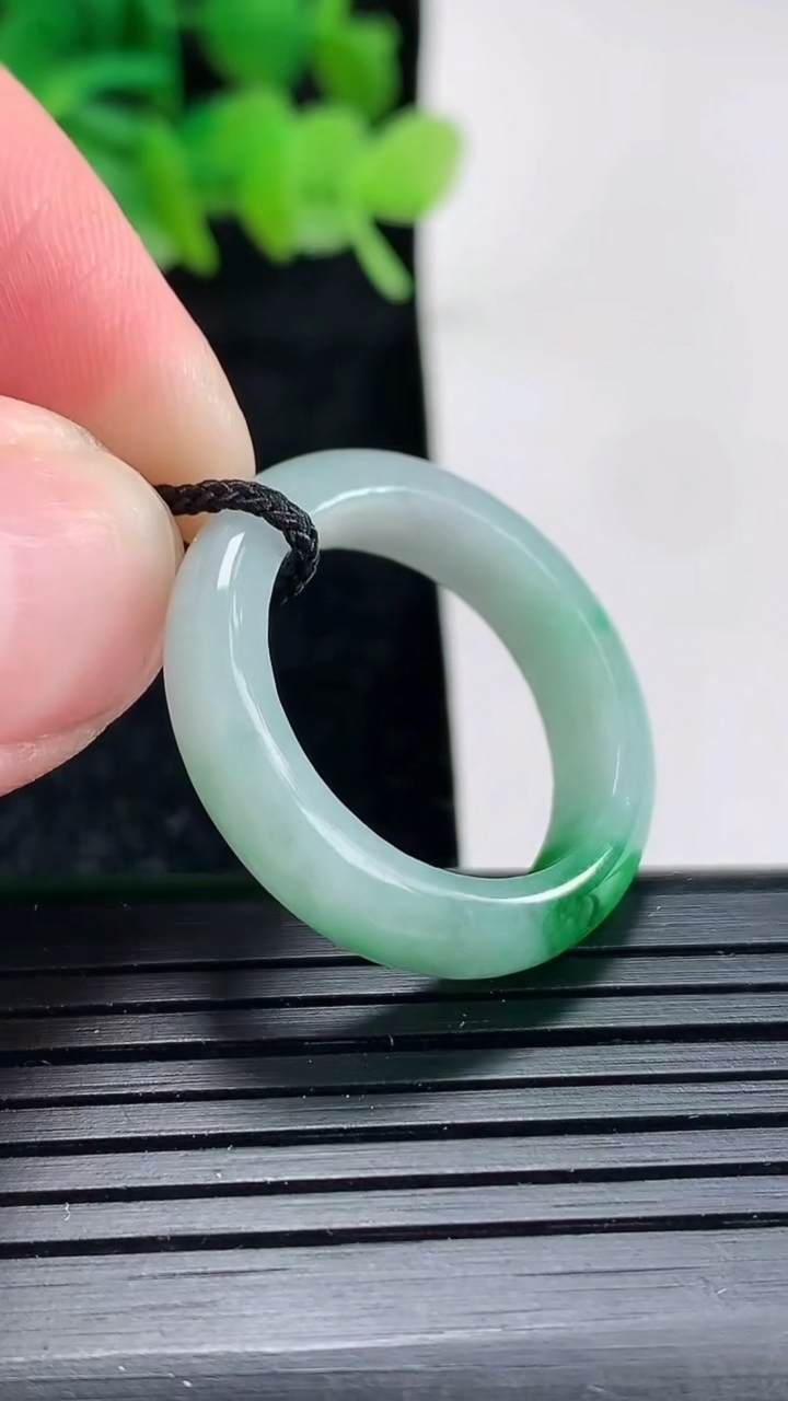 天然A货翡翠玉指环戒指尺寸20-5.5-4重量:4.44g2026年4月17日
工厂直销收藏佳品,种好水足，色泽均匀，有种有色，上手高大气！