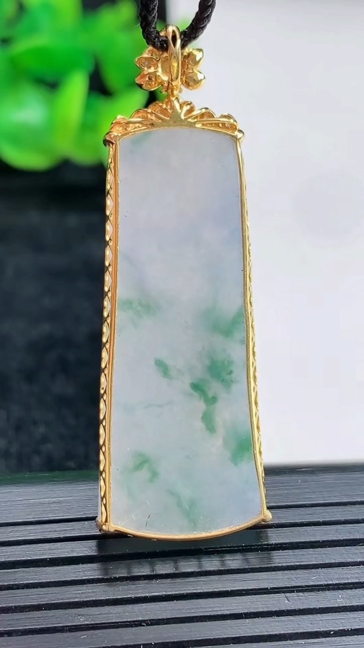 天然A货翡翠18k金紫罗兰 飘花无事牌吊坠尺寸49-16.5-5.5，裸石39-16重量:7.12g
4月17日