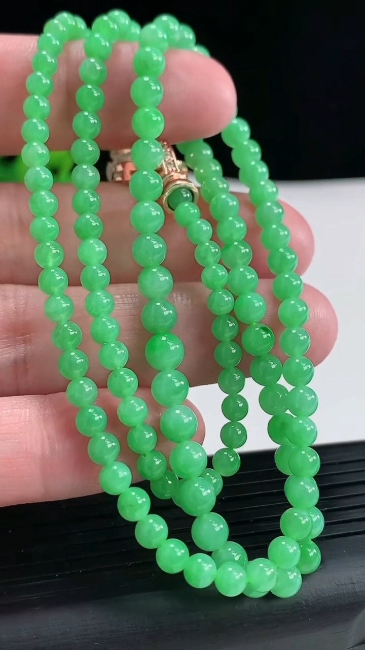 天然A货翡翠圆珠项链，尺寸4.5-129颗重量:21.82g
4月17日