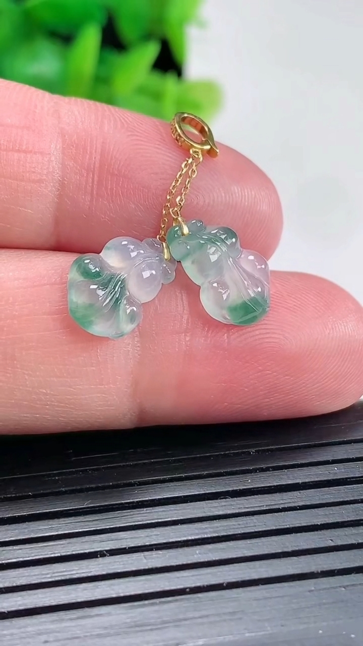 天然A货翡翠种飘花年年有余吊坠尺寸12.5-8.5-2.5重量:1.10g
4月17日