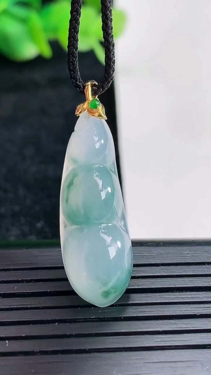 天然A货翡翠18k金飘花福豆吊坠尺寸28.5-10.5-5.5重量:3.27g
4月17日