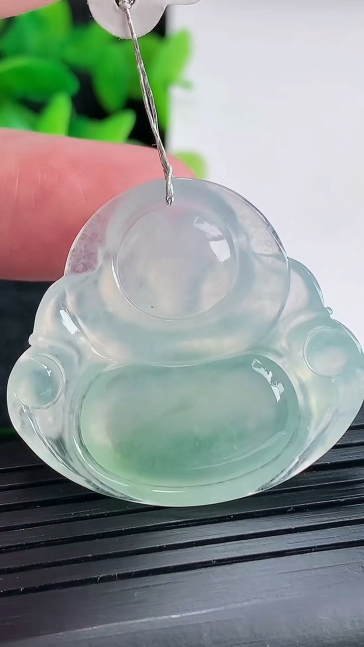 天然A货翡翠种飘花佛公吊坠尺寸32.5-35-5.8重量:10.52g
4月17日