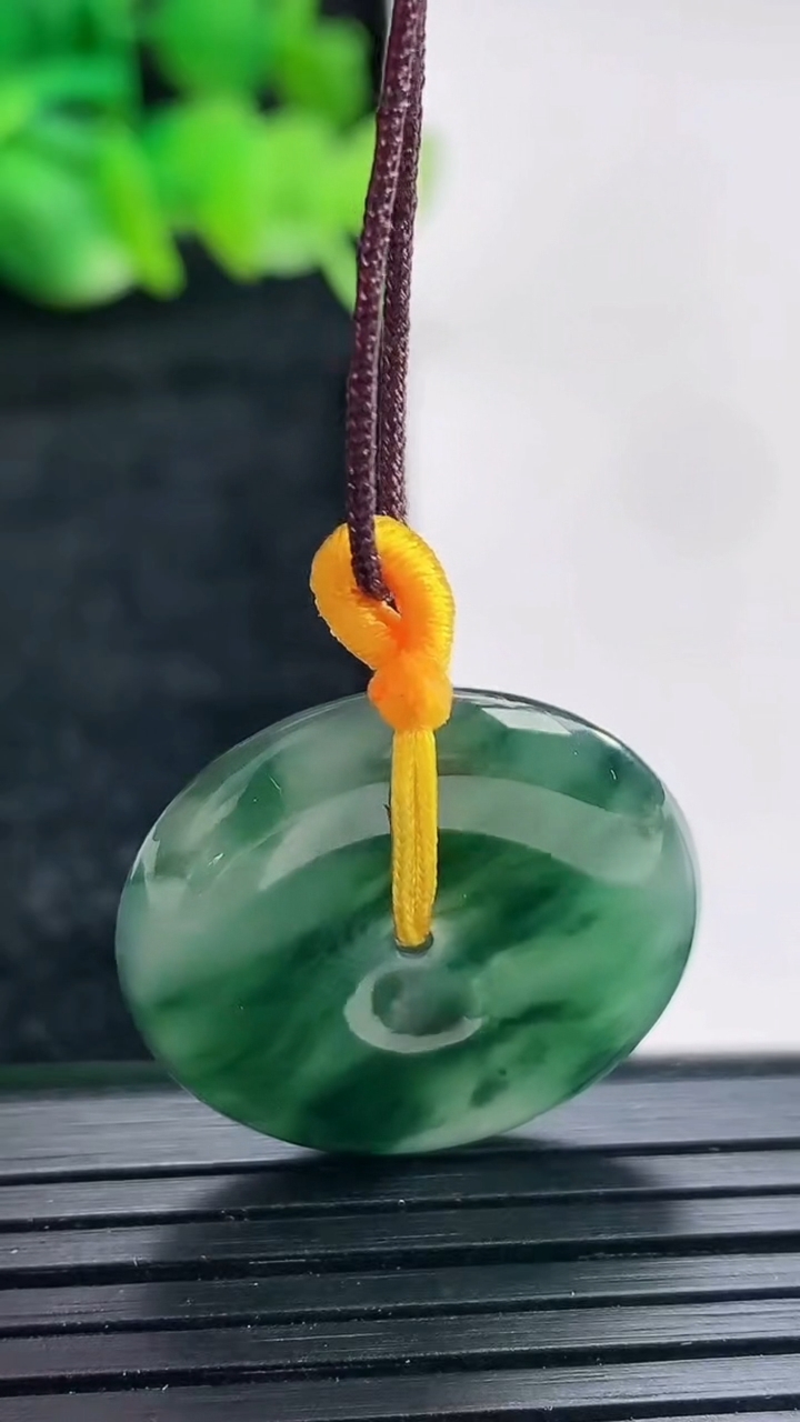 天然A货翡翠冰种飘花平安扣吊坠尺寸24-4重量:4.96g
4月17日