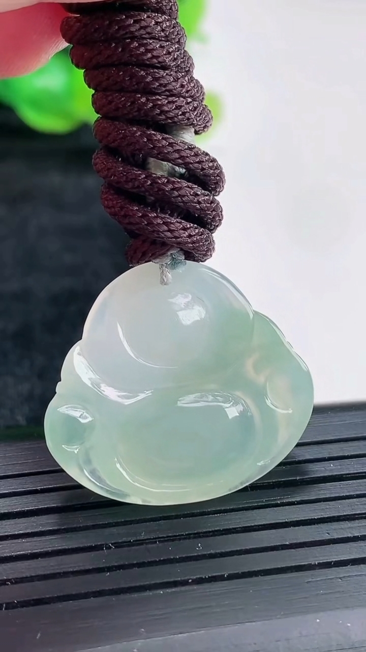 天然A货翡翠佛公吊坠尺寸23.6-27-5.5重量:8.24g
4月17日