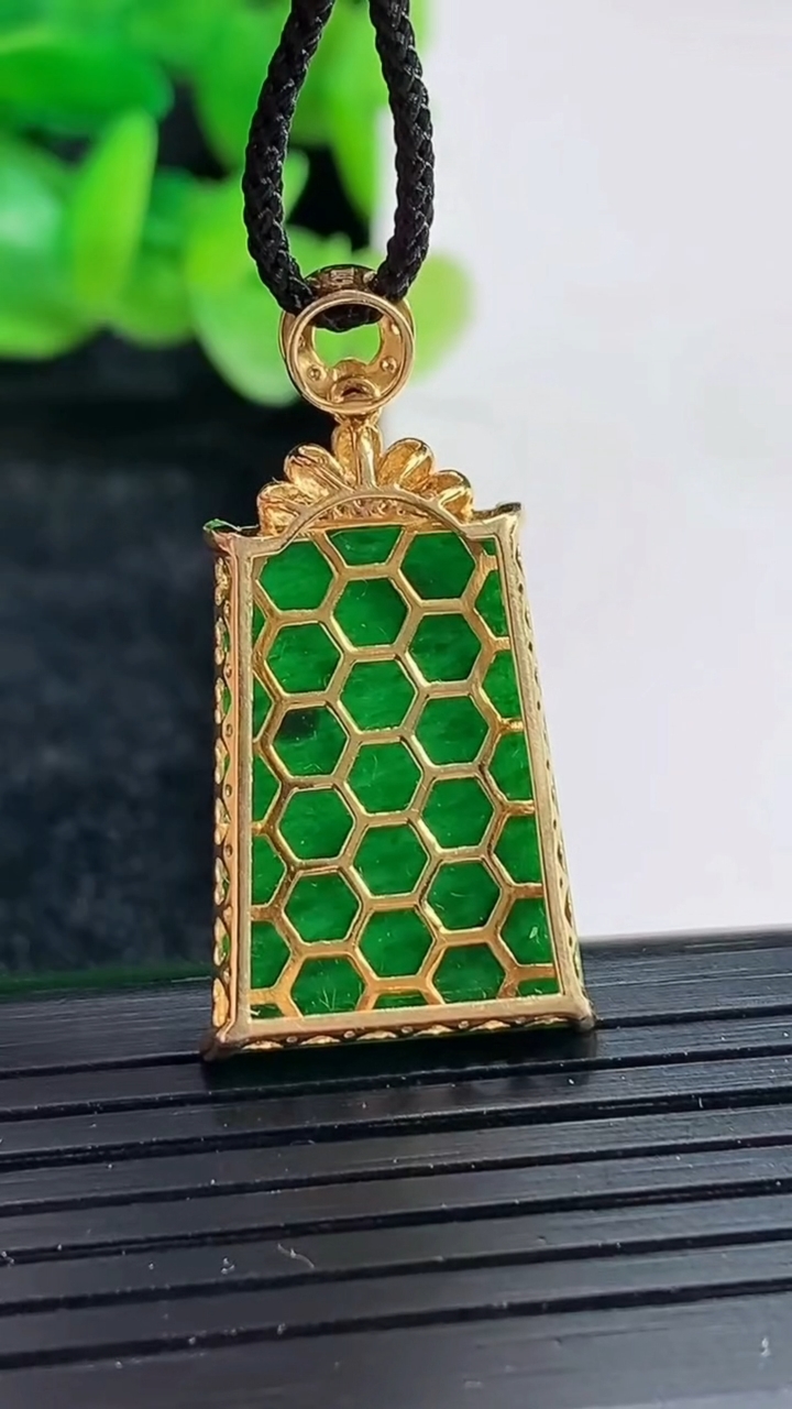 天然A货翡翠无事牌吊坠尺寸32-16.5-3.8，裸石22-17重量:2.74g
4月17日