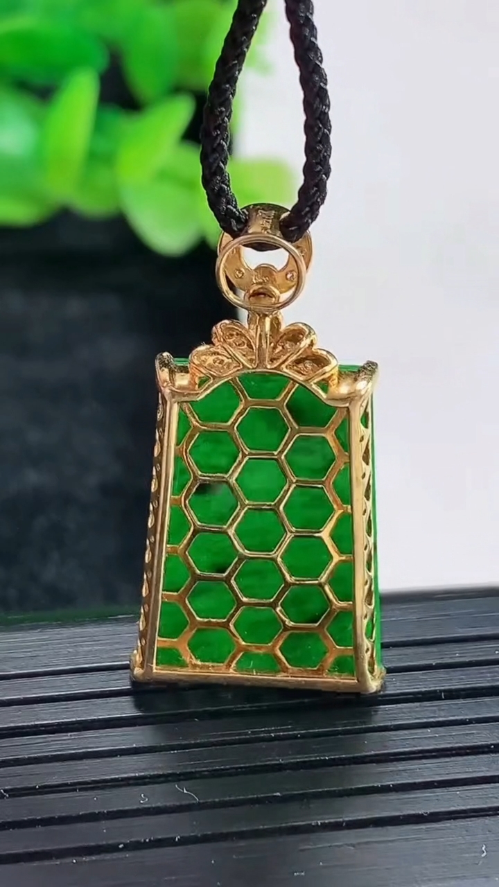 天然A货翡翠无事牌吊坠尺寸32-16.5-3.8，裸石22-17重量:2.74g
4月17日