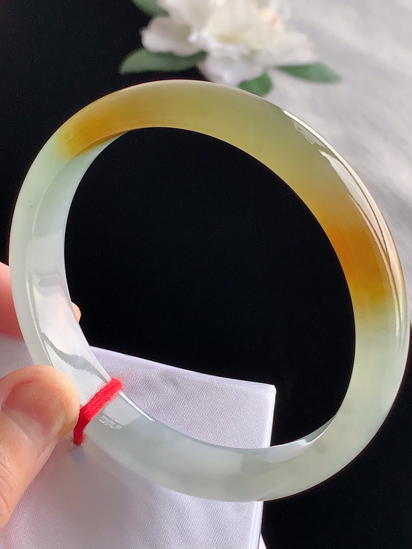 天然A货翡翠飘黄翡正装正圈手镯62-63大圈口 
尺寸62.5-13-7mm 0416