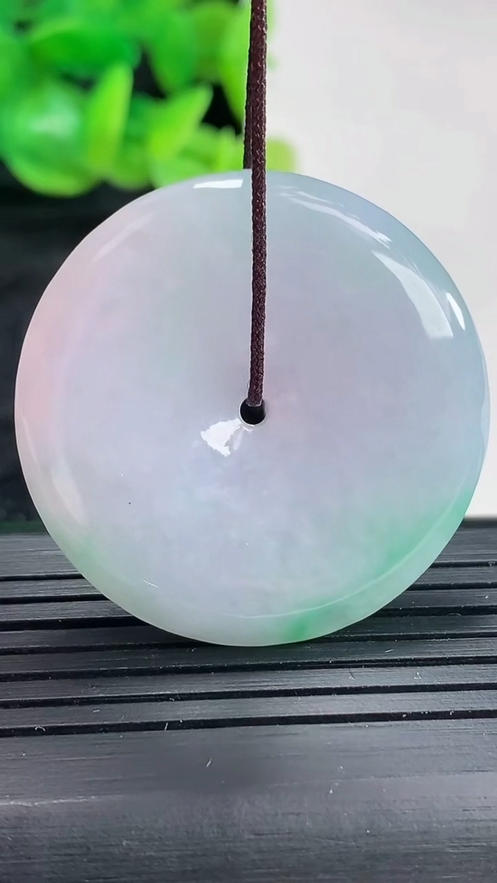 天然A货翡翠春带彩 紫罗兰平安扣吊坠尺寸35-5.5重量:15.50g
4月17日