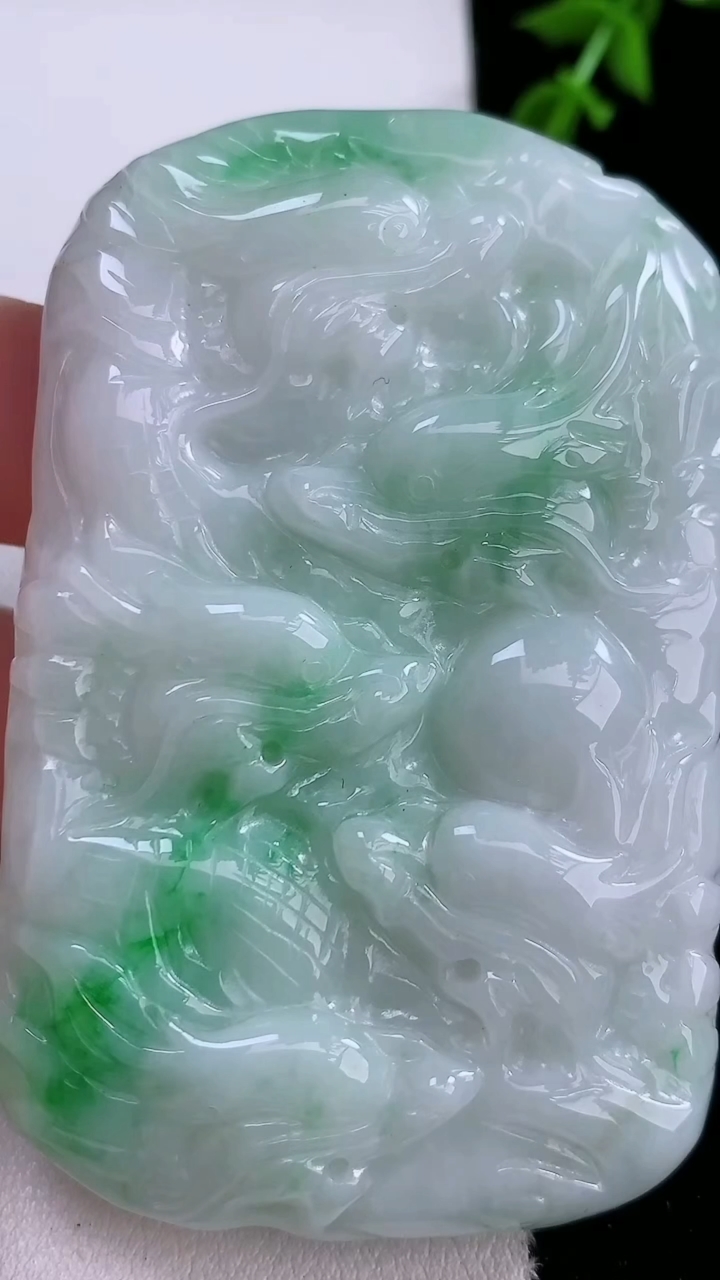 天然A货翡翠九龙至尊 龙牌吊坠，尺寸70-45-12，重:77.11g
4月17日