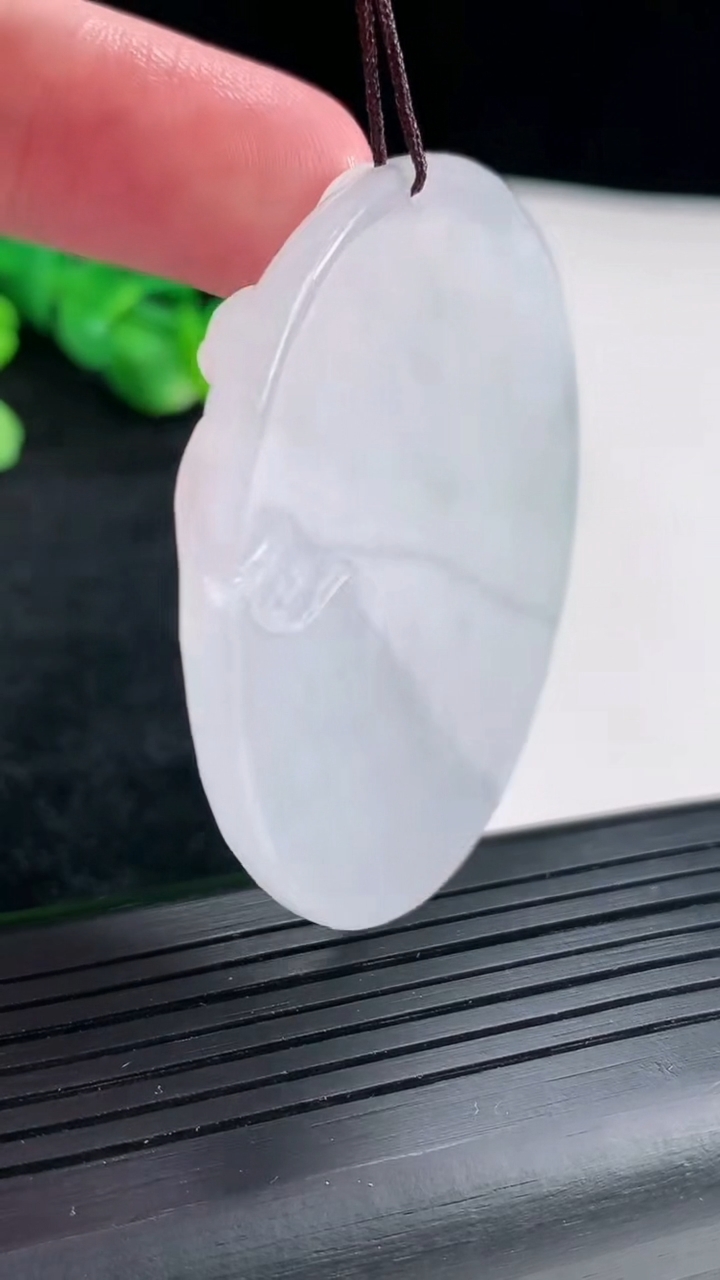 天然A货翡翠虚空藏菩萨吊坠尺寸52.6-6.5重量:35.51g
4月17日