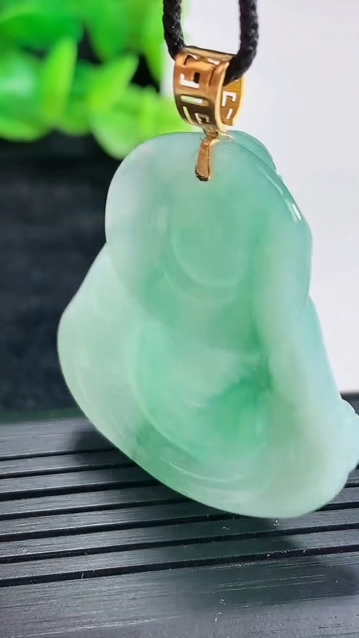 天然A货翡翠18k金飘花财神爷吊坠尺寸35.6-33.5-6重量:12.19g
4月17日