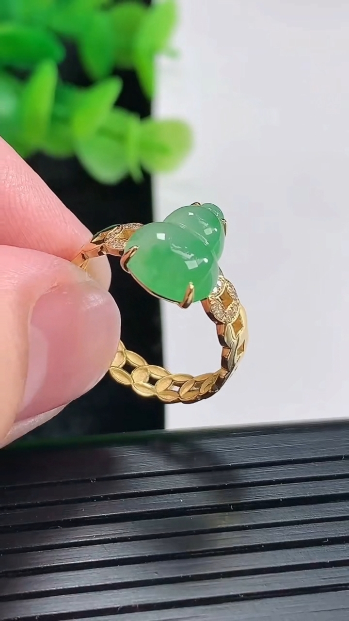 天然A货翡翠葫芦戒指尺寸内径17，尺寸11-8-5重量:2.36g2026年4月17日
工厂直销收藏佳品,种好水足，色泽均匀，有种有色，上手高大气！