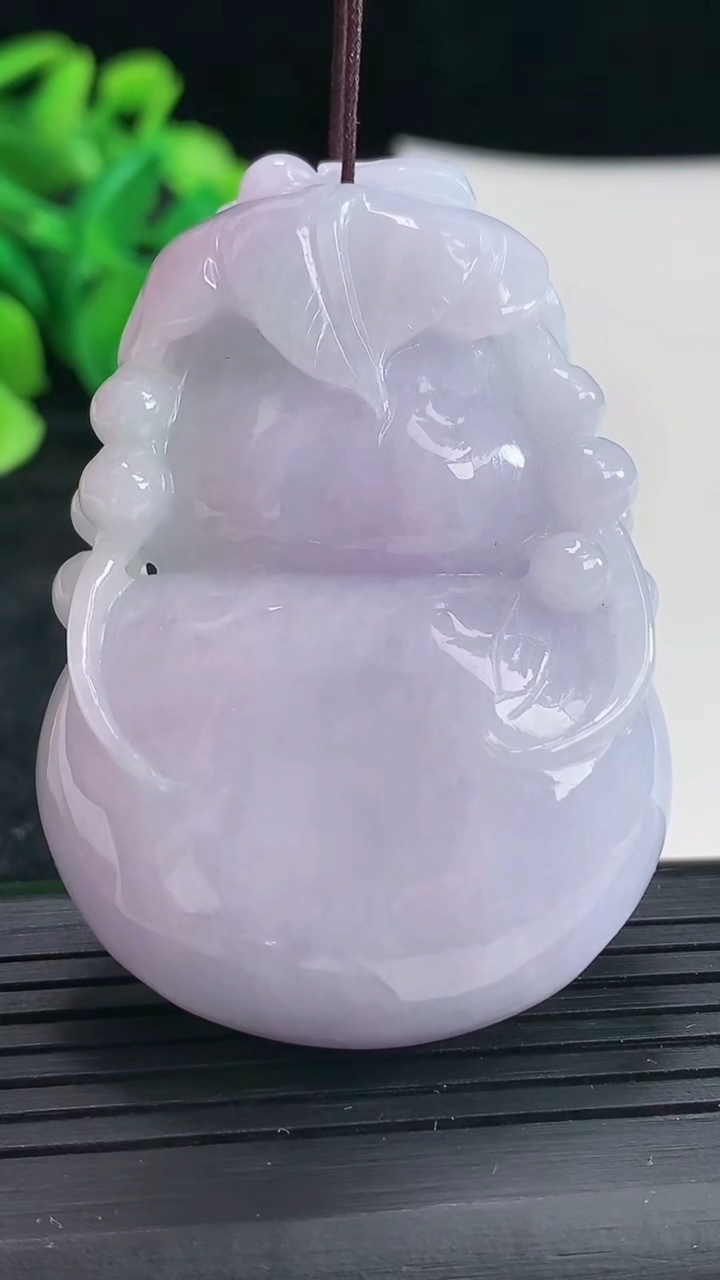 天然A货翡翠紫罗兰葫芦吊坠尺寸55.6-38.6-12.8重量:55.49g
4月17日