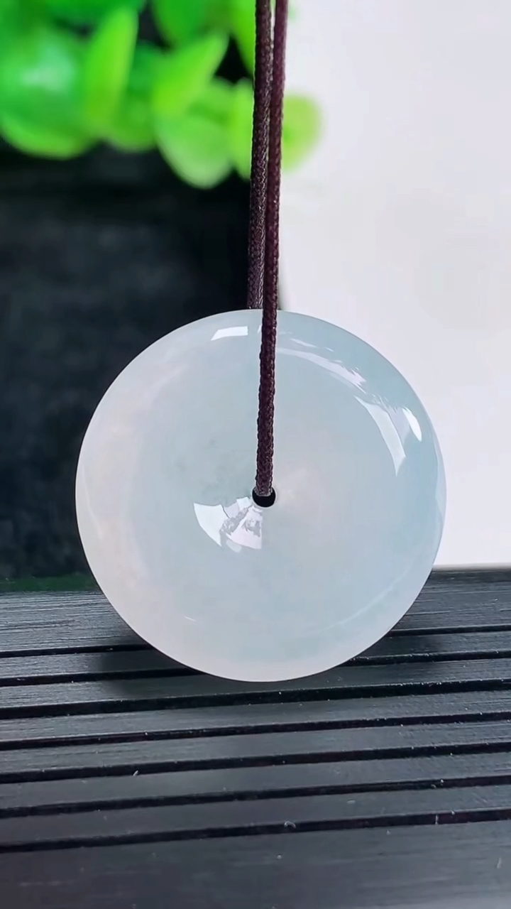 天然A货翡翠平安扣吊坠尺寸24-5.8重量:6.92g
4月17日