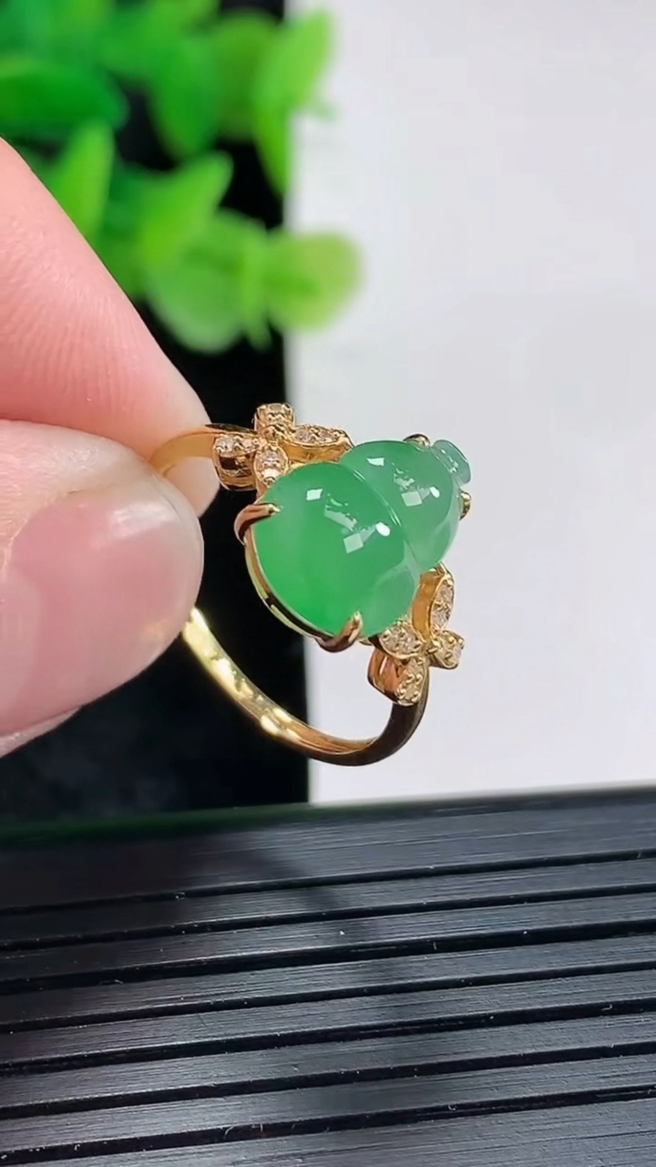 天然A货翡翠葫芦戒指尺寸内径16.6，尺寸12-8.2-4.6重量:2.39g2026年4月17日
工厂直销收藏佳品,种好水足，色泽均匀，有种有色，上手高大气！