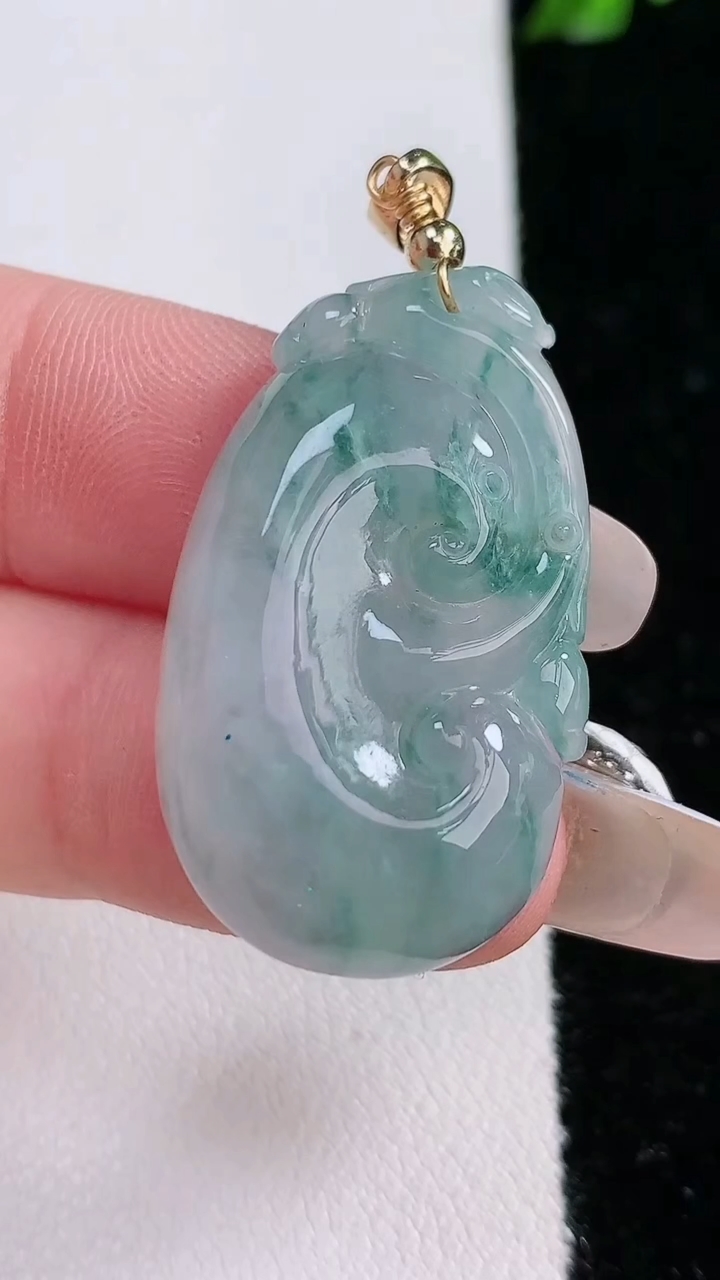 天然A货翡翠飘花如意吊坠，尺寸32.5-19.6-6.6，重:8.15g
4月17日