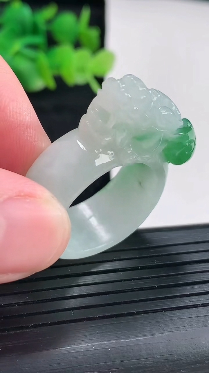 天然A货翡翠貔貅玉戒指扳指尺寸21-13-15重量:16.40g2026年4月17日
工厂直销收藏佳品,种好水足，色泽均匀，有种有色，上手高大气！