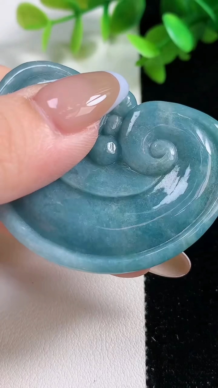 天然A货翡翠紫罗兰如意头吊坠，尺寸39-52-8，重:36.01g
4月17日