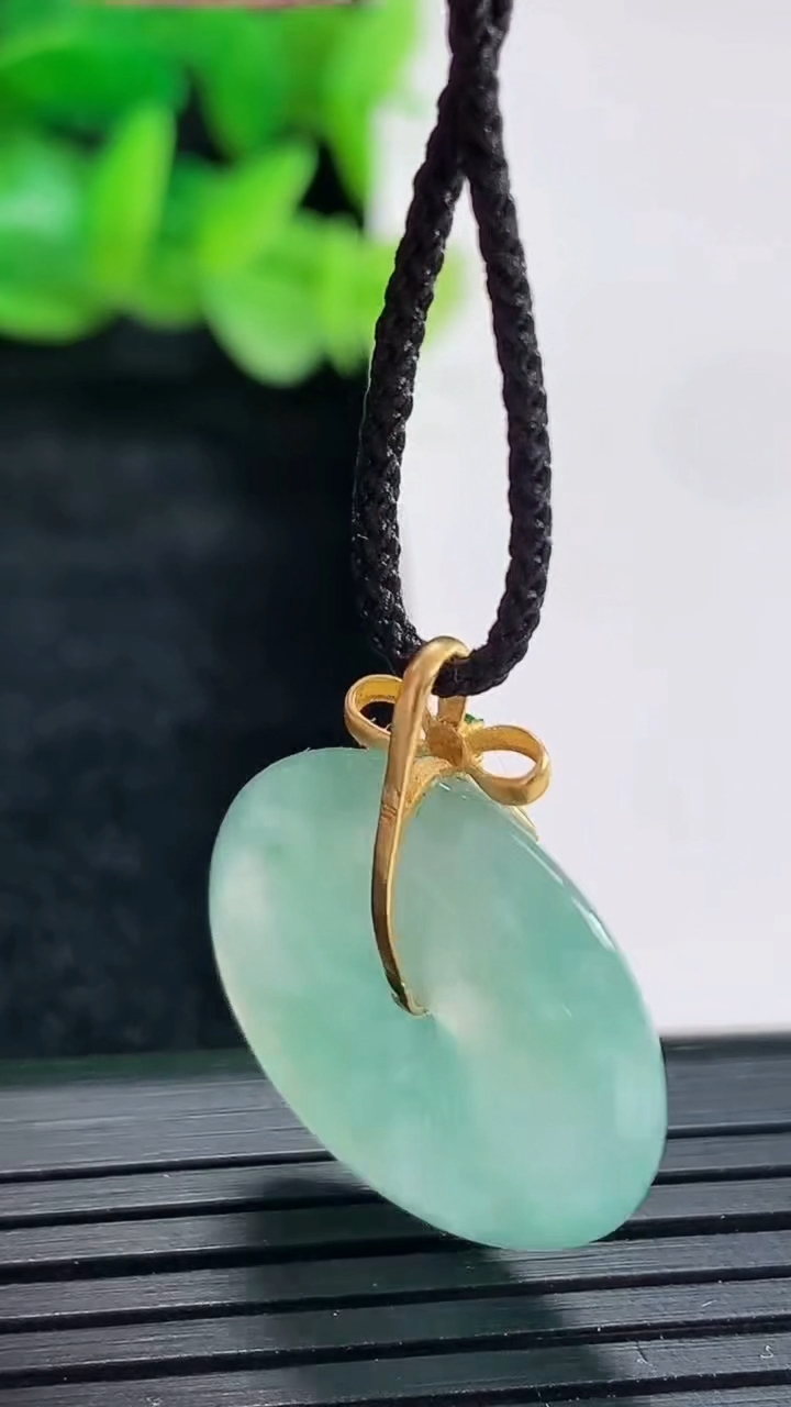 天然A货翡翠平安扣吊坠尺寸22-4.5重量:4.62g
4月17日