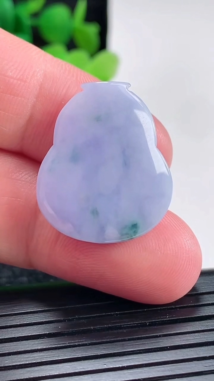 天然A货翡翠紫罗兰飘花葫芦吊坠尺寸24.5-20.5-7.5重量:7.25g
4月17日