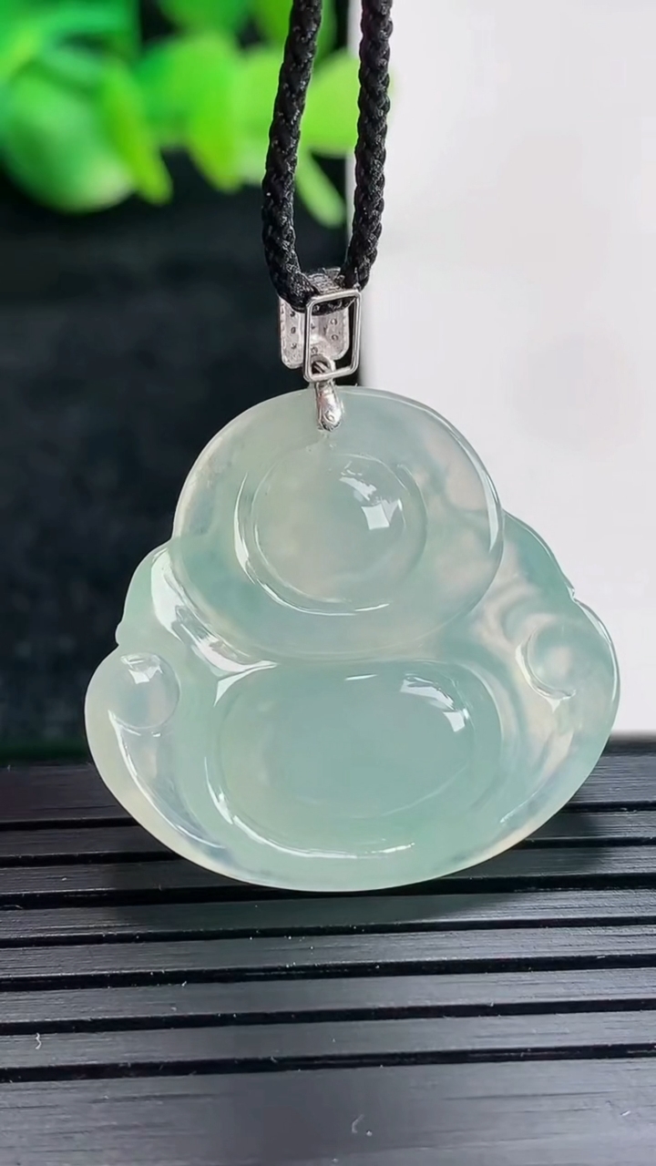 天然A货翡翠佛公吊坠尺寸26-28-6.2重量:6.66g
4月17日