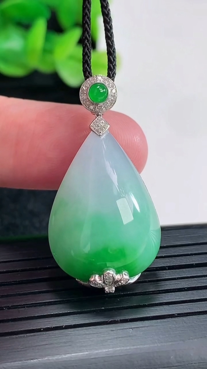 天然A货翡翠水滴吊坠尺寸35-18-10，裸石26.5-18重量:7.82g
4月17日