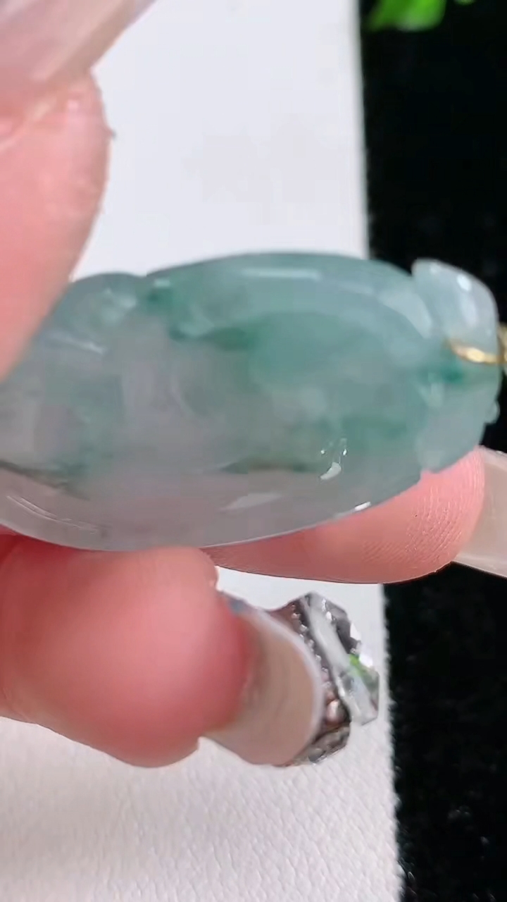 天然A货翡翠飘花如意吊坠，尺寸32.5-19.6-6.6，重:8.15g
4月17日