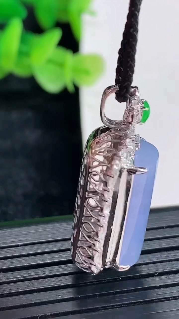 天然A货翡翠18k金紫罗兰无事牌吊坠尺寸31.5-14.5-11，裸石19-10.6重量:5.41g
4月17日