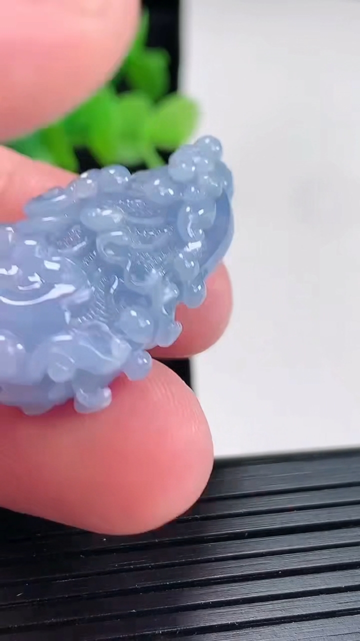 天然A货翡翠紫罗兰白菜吊坠尺寸35.5-22.5-13重量:14.09g
4月17日