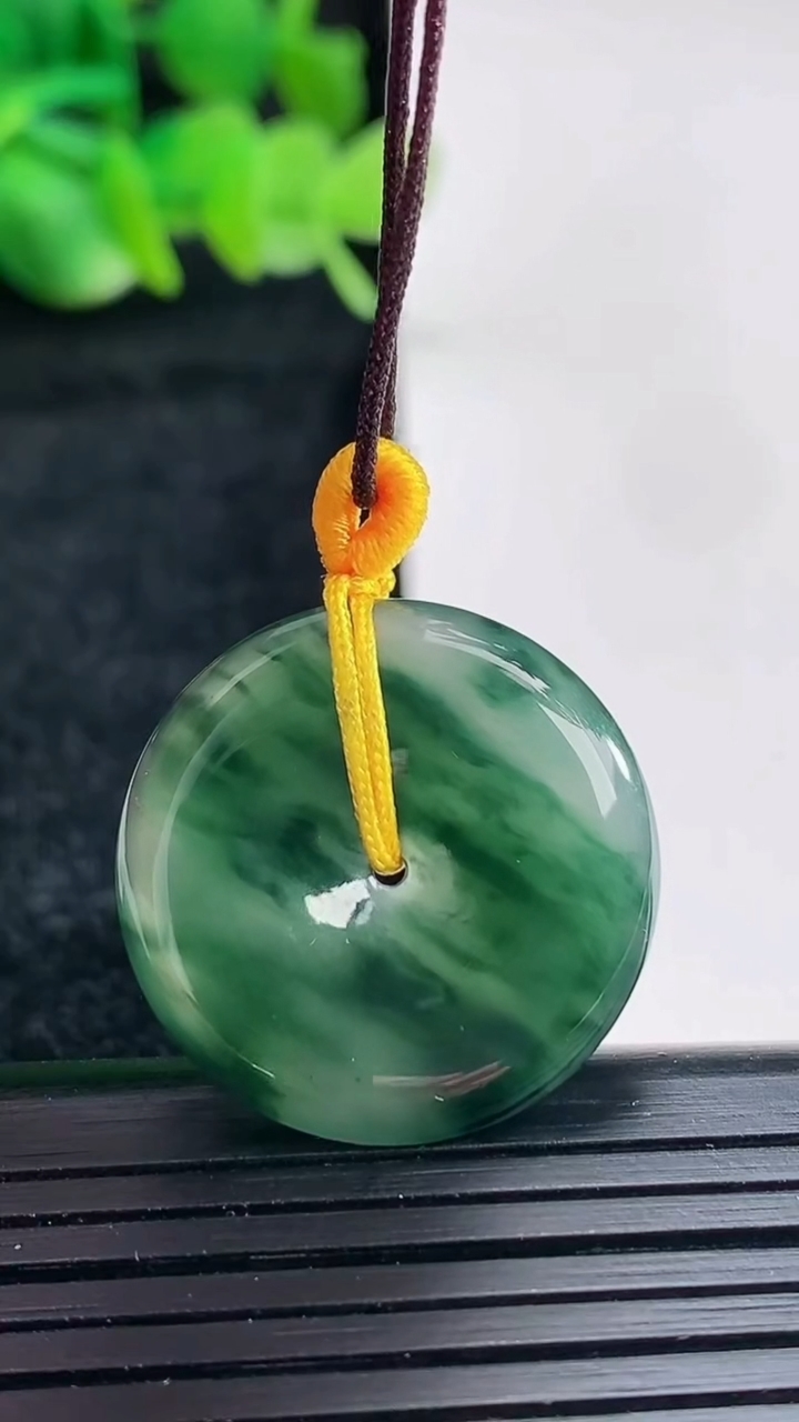 天然A货翡翠冰种飘花平安扣吊坠尺寸24-4重量:4.96g
4月17日