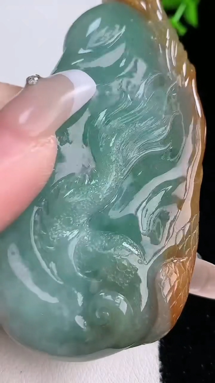 天然A货翡翠双彩龙牌吊坠，尺寸74.2-39.6-15.8，重:75.66g
4月17日