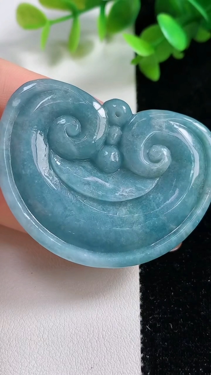 天然A货翡翠紫罗兰如意头吊坠，尺寸39-52-8，重:36.01g
4月17日