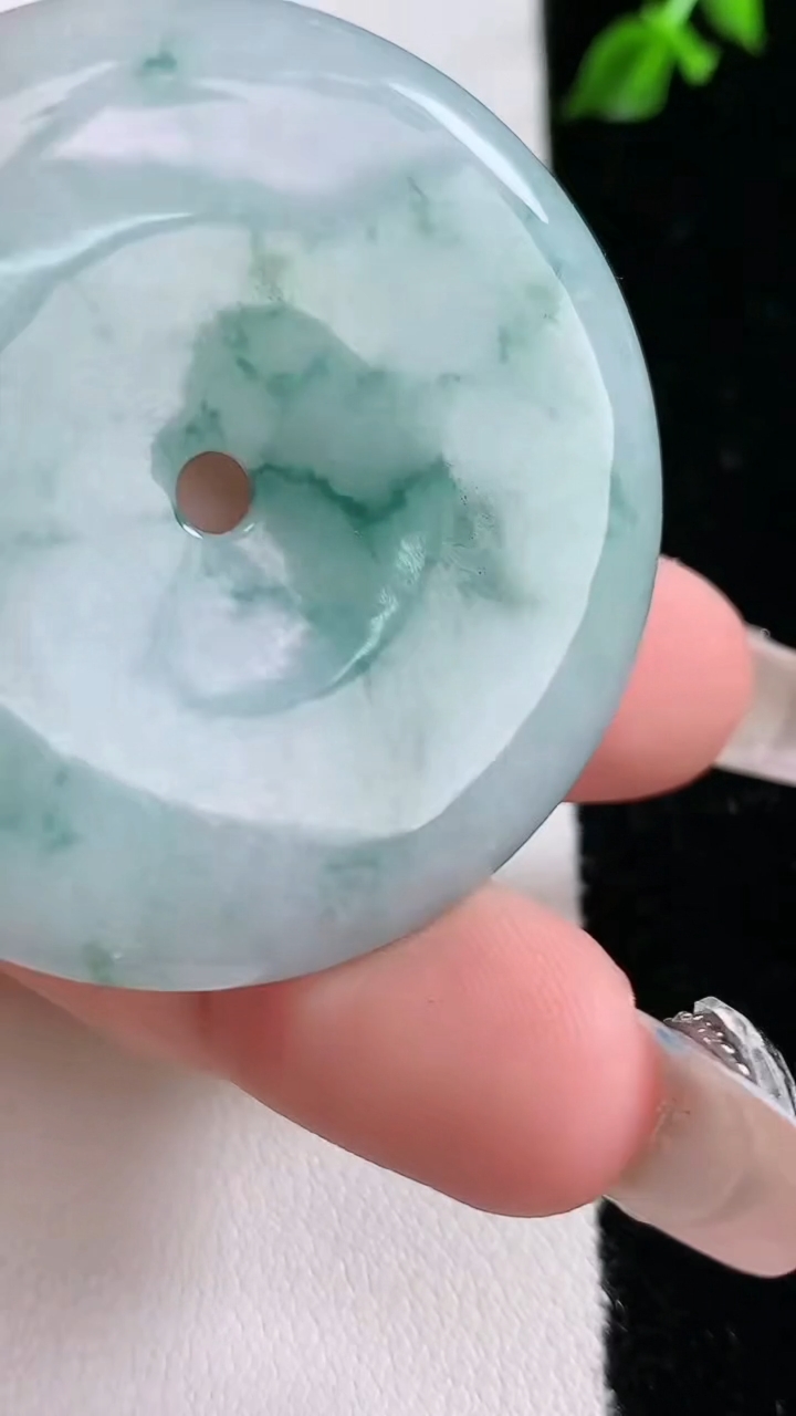 天然A货翡翠飘花平安扣吊坠，尺寸44.2-6，重:25.82g
4月17日