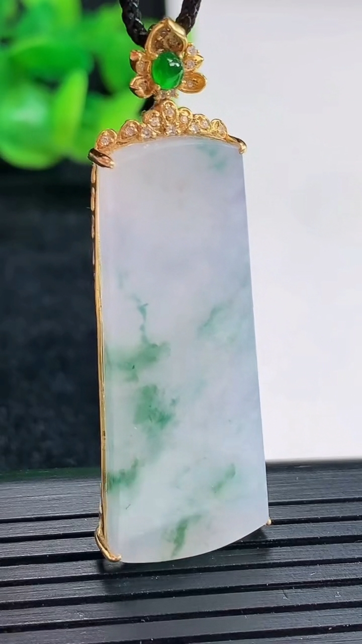 天然A货翡翠18k金紫罗兰 飘花无事牌吊坠尺寸49-16.5-5.5，裸石39-16重量:7.12g
4月17日