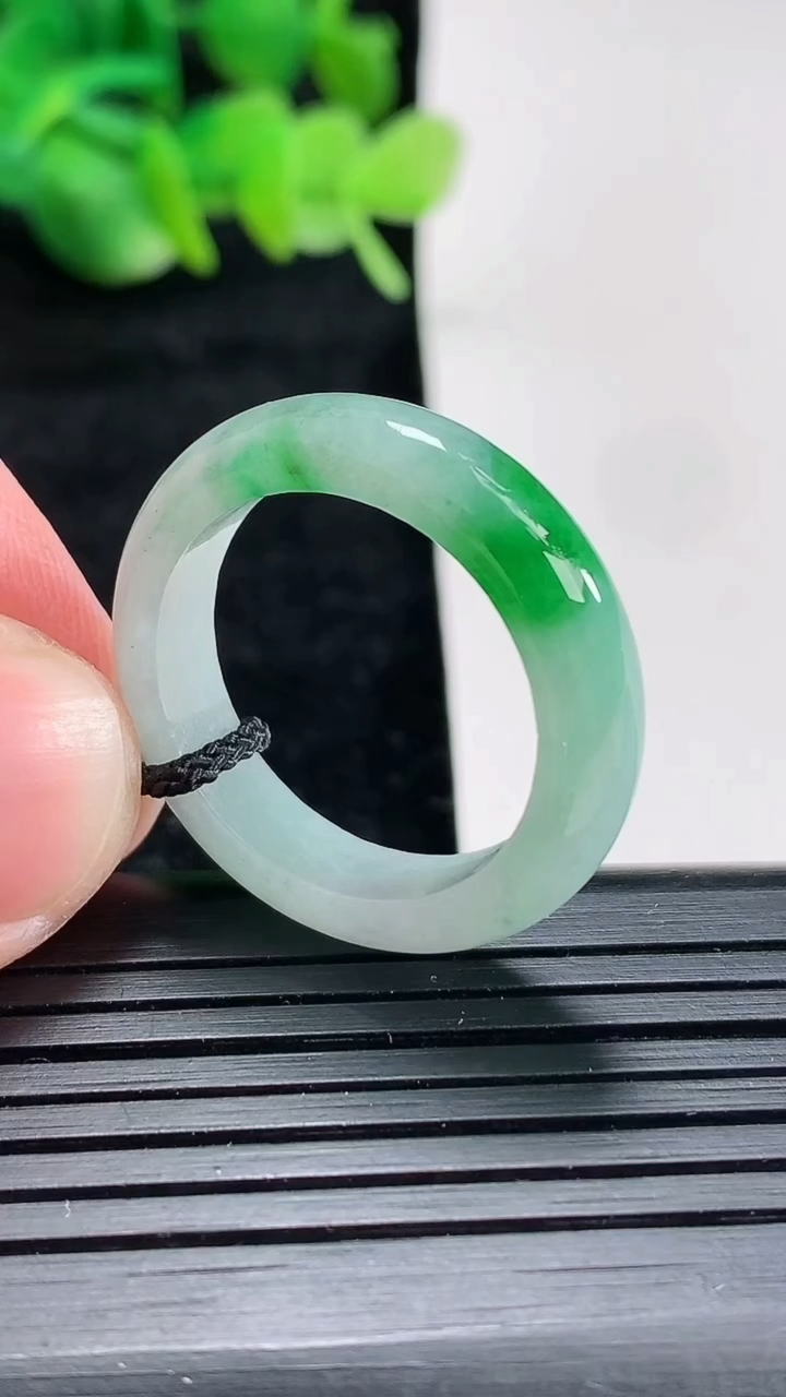 天然A货翡翠玉指环戒指尺寸20-5.5-4重量:4.44g2026年4月17日
工厂直销收藏佳品,种