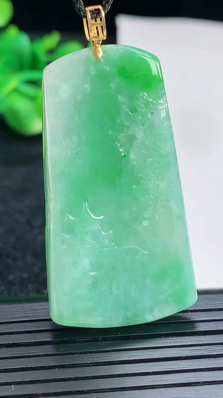 天然A货翡翠山水牌吊坠尺寸46-25.5-8重量:20.16g
4月17日