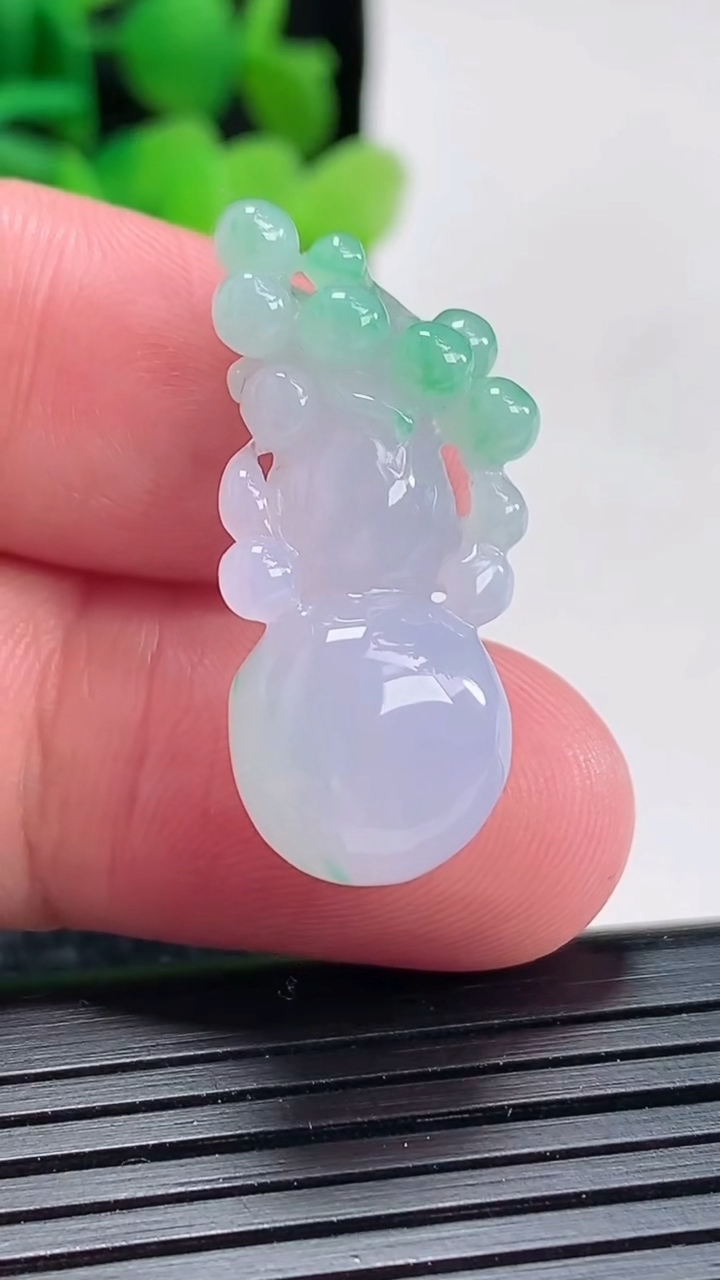 天然A货翡翠葫芦吊坠尺寸30.5-12.5-8重量:4.71g
4月17日