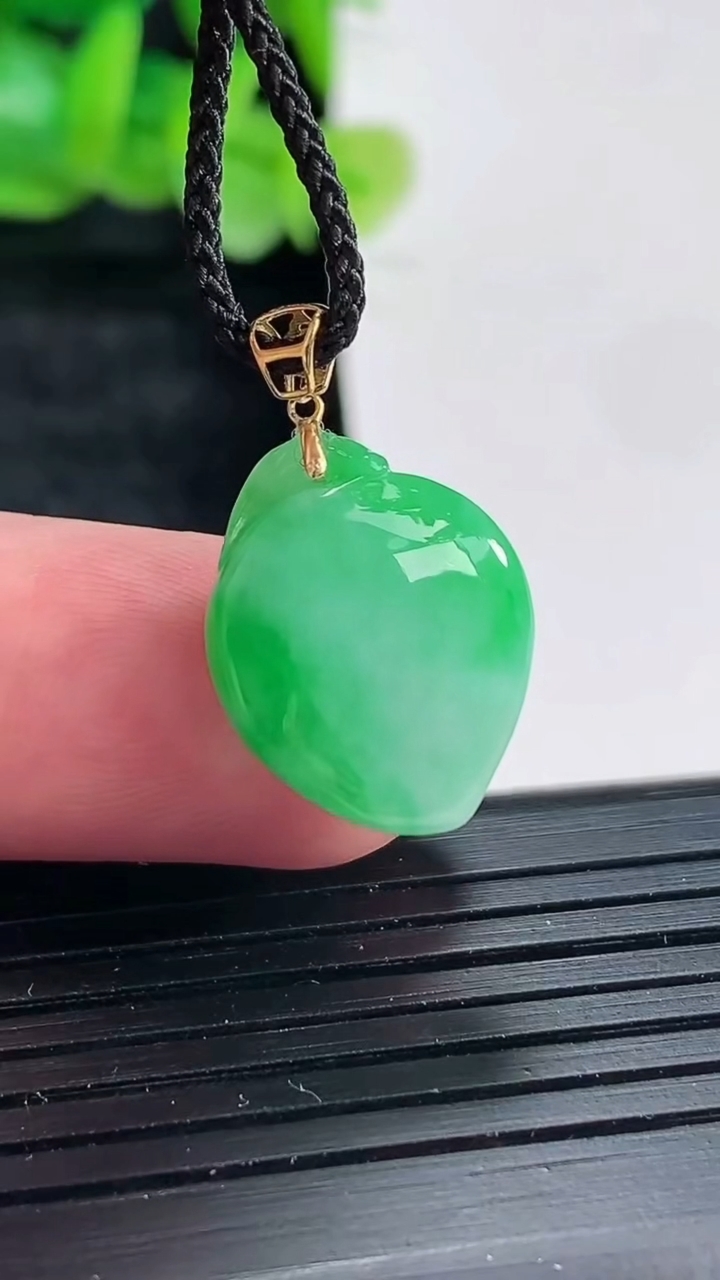 天然A货翡翠福瓜吊坠尺寸17.5-14-9重量:3.32g
4月17日