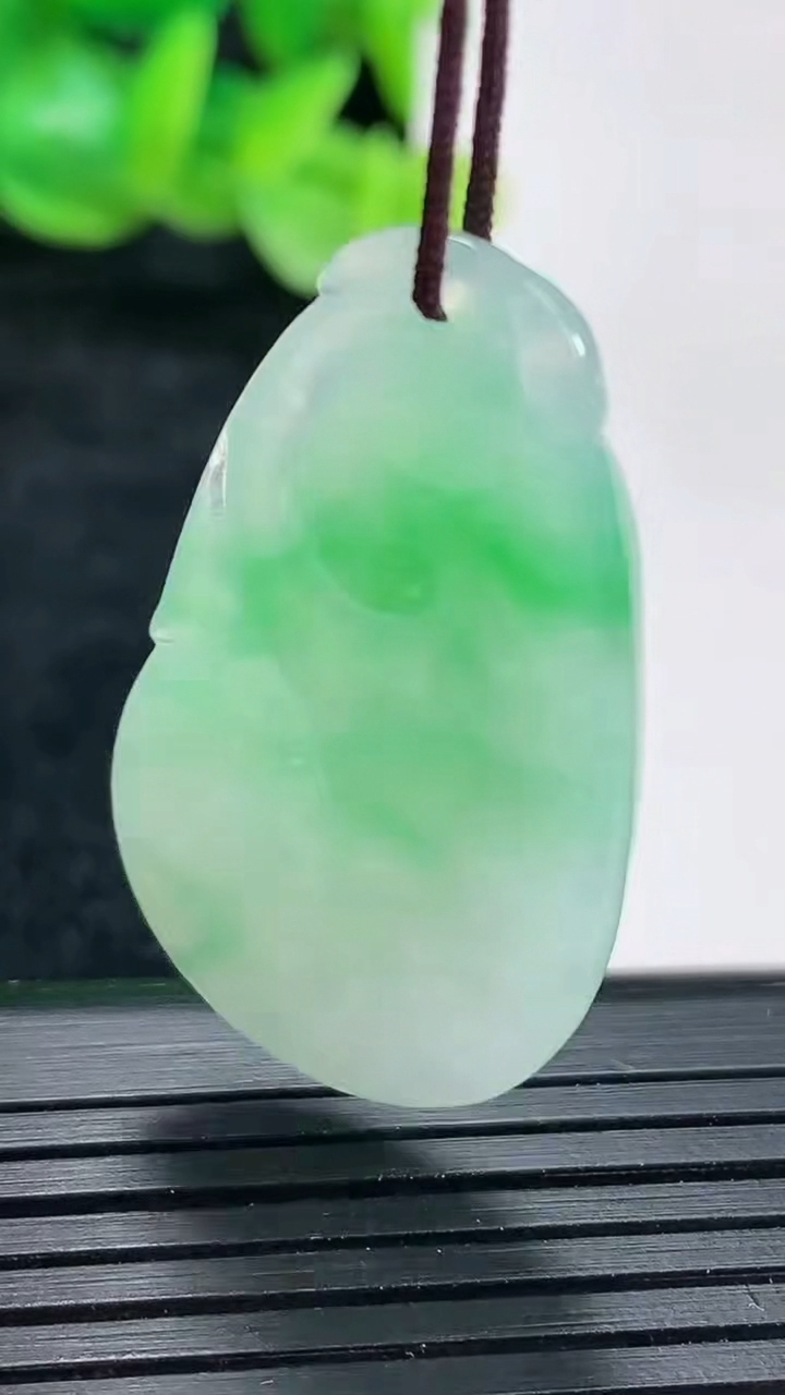 天然A货翡翠如意吊坠尺寸36.6-21-6重量:8.54g
4月17日