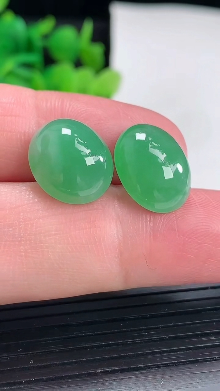 天然A货翡翠蛋面镶嵌件一对尺寸14-12-7重量:3.80g
4月17日