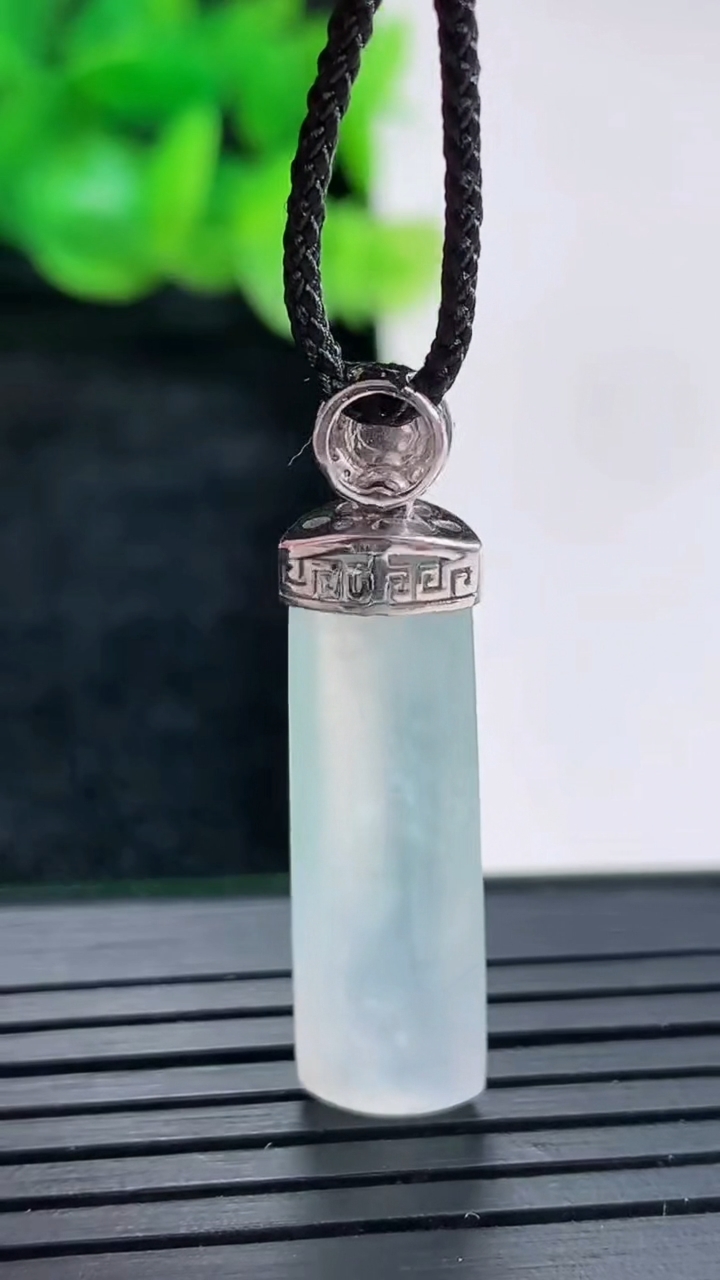 天然A货翡翠种白冰平安柱吊坠尺寸30-8.6-4重量:3.37g
4月17日