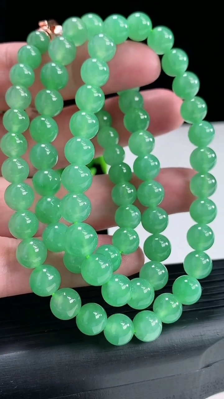 天然A货翡翠圆珠项链，尺寸8-72颗重量:60.09g4月17日
工厂直销收藏佳品,种好水足，色泽均匀，有种有色，上手高大气！
