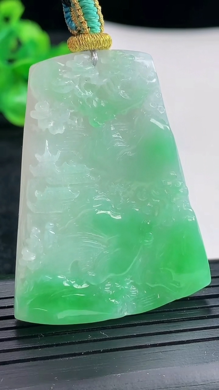 天然A货翡翠山水牌吊坠尺寸48-36.6-7.5重量:26.04g
4月17日