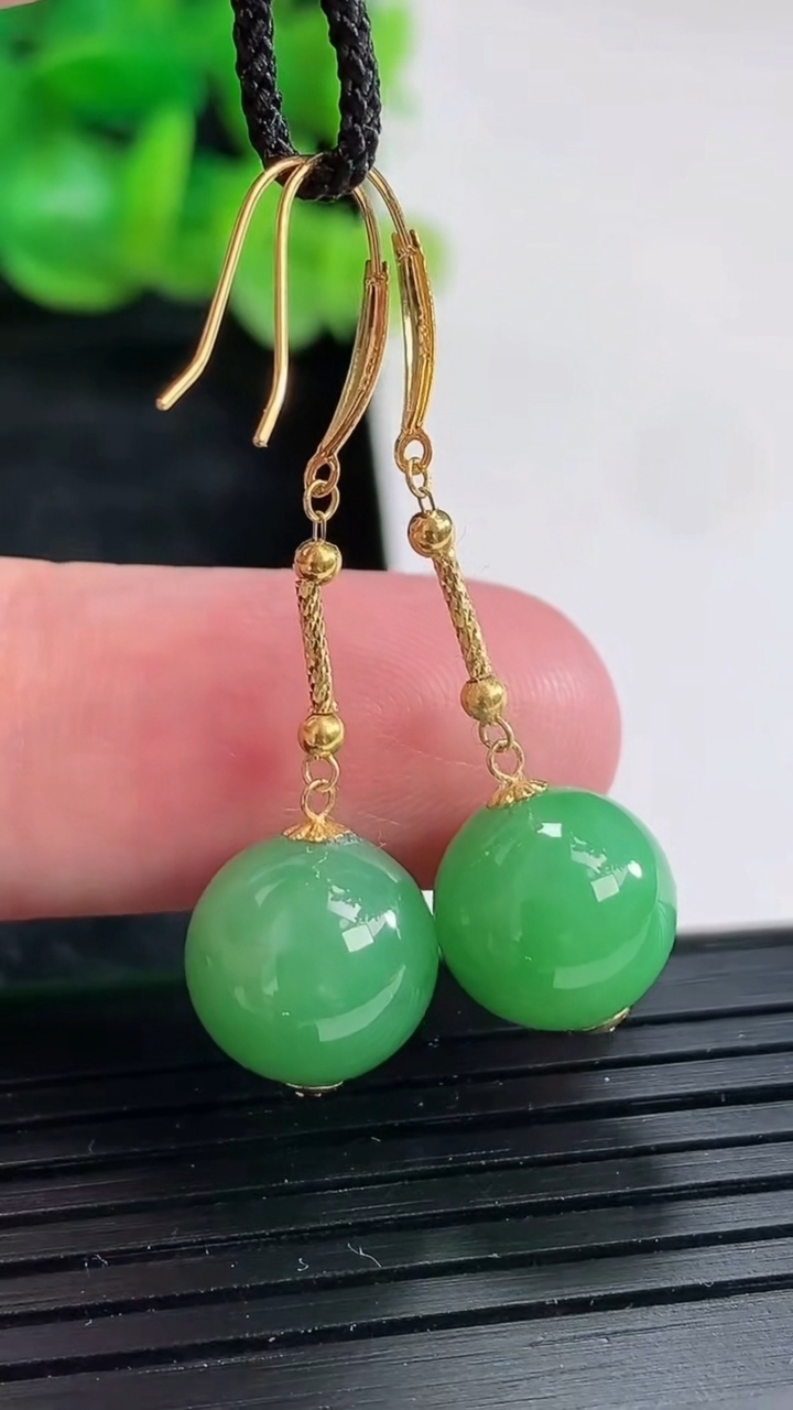 天然A货翡翠圆珠耳坠一对尺寸10.5重量:4.48g4月17日
工厂直销收藏佳品,种好水足，色泽均匀，有种有色，上手高大气！