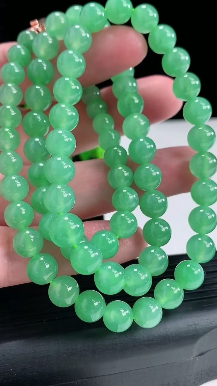 天然A货翡翠圆珠项链，尺寸8-72颗重量:60.09g4月17日
工厂直销收藏佳品,种好水足，色泽均匀，有种有色，上手高大气！